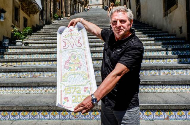 Caltagirone. Domenica 14 e lunedì 15 agosto torna la Scala illuminata, spettacolo unico al mondo, arricchito (il 15) dai fuochi d’artificio 